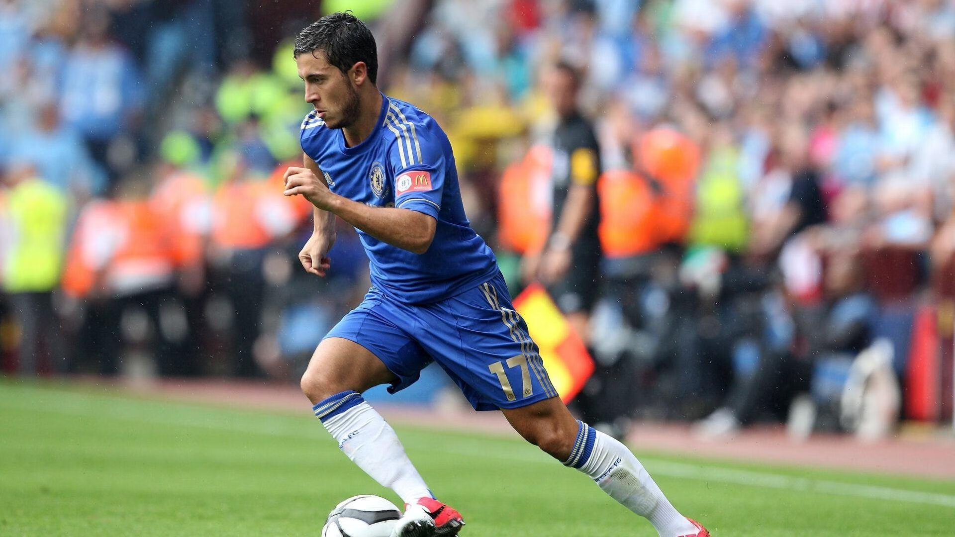 爱游戏体育-英超终极对决：激烈比拼引爆现场气氛，英超中场